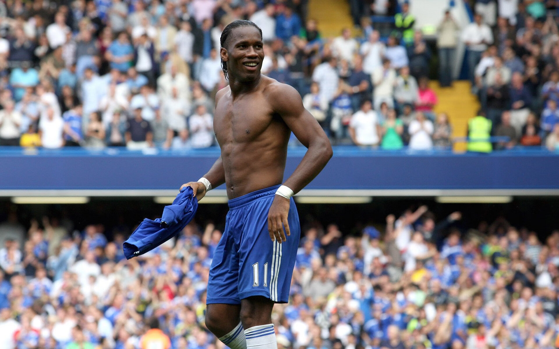 “足球场馆智能化改造助力赛事精彩纷呈”，创意足球场馆